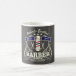 Personalisierter Retro Vintager Barber Stylist Gra Kaffeetasse<br><div class="desc">Geben Sie Ihrem Lieblings-Friseur oder Stylist eine eigene mit Monogramm Tasse für einen so hervorragenden Service. Retro-grauer gestreiftes Oberteil. Nostalgisches Retro-Vintages Design mit Barbermast,  Stylist-Schere und Rasierer.</div>