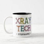 Personalisierter Röntgentechniker Zweifarbige Tasse (Links)