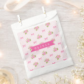 Personalisierter Rosa Coquette Mädchenname mit Blu Geschenktütchen (Ausgeschnitten)