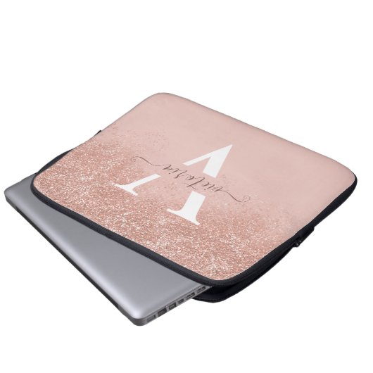 Personalisierter Rosa Glitzer Modernes Monogramm Laptopschutzhülle (Vorne Knopf)