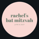 Personalisierter rosa grüner Bat Mitzvah Runder Aufkleber<br><div class="desc">Feiern Sie diesen besonderen Meilenstein mit einem personalisierten Bat Mitzvah Aufkleber mit weichem, rosafarbenem Hintergrund und moderner Typografie. Der stilvolle Aufkleber eignet sich hervorragend zum Abdichten von Umschlägen, Dekorieren von Gastgeschenken oder zur Verbesserung der Dekoration von Veranstaltungen. Er verleiht der Feier eine individuelle Touch. Ein elegantes und elegantes Detail für...</div>