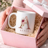Personalisierter Roségold-Blumen-Initialbuchstabe Kaffeetasse