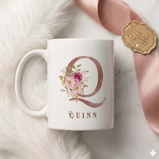 Personalisierter Roségold-Blumen-Initialbuchstabe Kaffeetasse
