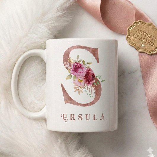 Personalisierter Roségold-Blumen-Initialbuchstabe  Kaffeetasse