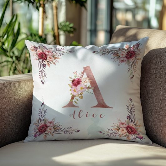 Personalisierter Roségold-Blumen-Initialbuchstabe Kissen