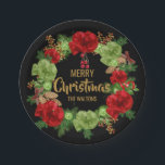 Personalisierter ROTER schwarzer Goldfrohe Pappteller<br><div class="desc">Perfekter WeihnachtsParty-Papier-Teller zu wow Ihren Gästen.  Rotes schwarzes Goldgrüne Farben mit Kranz.  FROHE WEIHNACHTEN können zu FROHE FEIERTAGE redigiert werden.  Nachname können zu redigiert werden u. GUTEN RUTSCH INS NEUE JAHR.</div>
