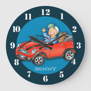 Personalisierter roter Spielzeug-Auto-Junge u. Große Wanduhr