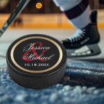 Personalisierter Sake aus Braut und Bräutigam Eishockey Puck<br><div class="desc">Ein personalisierter Hockeypuck für Braut und Bräutigam,  bearbeiten Sie die Sample-Namen mit dem Namen der Braut und des Bräutigams und dem Hochzeitstag.</div>