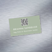 Personalisierter Salbeigrüner Moderner Skript-QR-C Magnetische Visitenkarte (Beispiel)