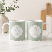 Personalisierter Salbeigrüner Monogramm-Name Elega Kaffeetasse