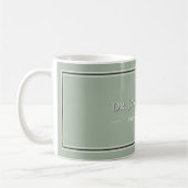 Personalisierter Salbeigrüner Name Minimalistische Kaffeetasse (Links)