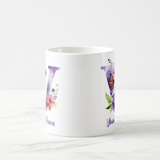 Personalisierter Schmetterling und Blume Buchstabe Kaffeetasse (Mittel)