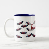 Personalisierter Schmetterlingsflug Zwei-Tonen-Tas Zweifarbige Tasse (Links)