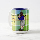 Personalisierter Schokoladen-Labrador-Vati kariert Zweifarbige Tasse (Vorderseite Links)