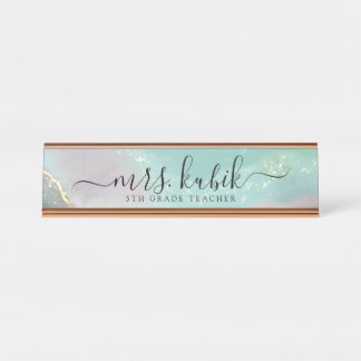 Personalisierter Schreibtisch mit aquamarin- und G Schreibtischnamensplakette