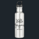 Personalisierter Schwarz-weißer Hallo Edelstahlflasche<br><div class="desc">Ein Schwarz-Weiß-Script Gruß schmückt diese Wasserflasche mit den Worten,  Hallo Gorgeous!  Personalisieren Sie es mit Ihrem Namen,  oder macht ein lustiges Geschenk für einen Freund. Entworfen für Sie von BlackBerry Boulevard.</div>