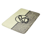 Personalisierter Schwarzcreme-Leopard Badematte (Schrägansicht)