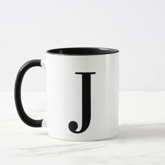 Personalisierter schwarzer Monogramm-Buchstabe J Tasse (Links)