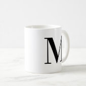 Personalisierter schwarzer Monogramm-Buchstabe M Kaffeetasse (VorderseiteRechts)