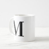 Personalisierter schwarzer Monogramm-Buchstabe M Kaffeetasse (Vorderseite Links)