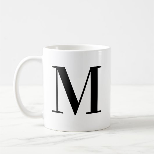 Personalisierter schwarzer Monogramm-Buchstabe M Kaffeetasse (Links)