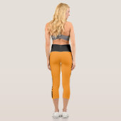 Personalisierter schwarzer Orangenkatze Capri Leggings (Rückseite)