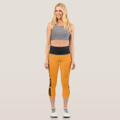 Personalisierter schwarzer Orangenkatze Capri Leggings (Vorderseite)