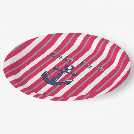 Personalisierter See oder Strand Red White Round Pappteller (Schrägansicht)