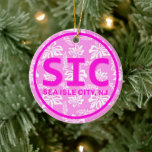 Personalisierter SIC Sea Isle City New Jersey NJ P Keramik Ornament<br><div class="desc">Personalisierte SIC Sea Isle City New Jersey Rosa Hawaiianische Blume Weihnachtsschmuck.</div>