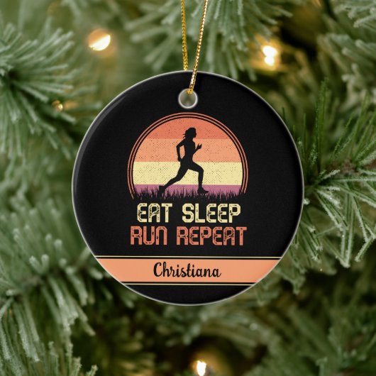 Personalisierter Sleep Run Wiederholung Retro Athl Keramik Ornament (Baum)