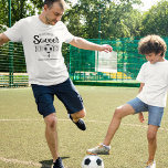 Personalisierter Soccer Vater T - Shirt<br><div class="desc">"Mit unserem personalisierten Proud Soccer Vater T - Shirt zeigen Sie Ihren Stolz auf Ihren kleinen Fußballsuperstar! Dieses Shirt mit einem eleganten, modernen Text und einem klassischen Fußball-Design in Schwarz und Weiß ist der ideale Begleiter für die Liebe Ihres Kindes. Und mit der Möglichkeit, den Namen Ihres Kindes hinzuzufügen, wird...</div>