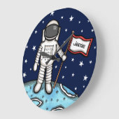Personalisierter Spaceman Astronaut Kosmonaut Groß Große Wanduhr (Winkel)