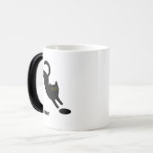 Personalisierter springender schwarzer Katzenname- Verwandlungstasse (Vorderseite Links)