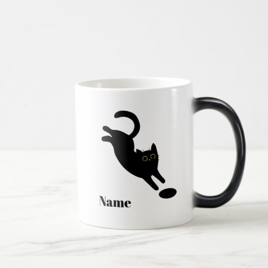 Personalisierter springender schwarzer Katzenname- Verwandlungstasse (Rechts)