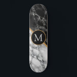 Personalisierter Stein auf dem Skateboard<br><div class="desc">personalisierte Skateboards mit Schwarz-weißem Marmorsteindesign - Fügen Sie Ihren Letter / or Year - Age / Number / More - mit dem Anpassungstool hinzu!</div>