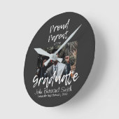 Personalisierter, stolzer Absolvent Runde Wanduhr (Winkel)