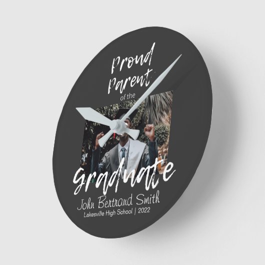 Personalisierter, stolzer Absolvent Runde Wanduhr (Winkel)