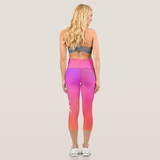 Personalisierter Strand Bitte Orange Pink Ombre Capri Leggings (Rückseite)
