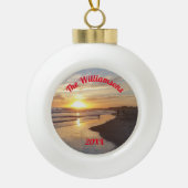 Personalisierter Strand und Hund bei Sunset Keramik Kugel-Ornament (Vorderseite)