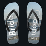 Personalisierter Strand von Wedding Badesandalen<br><div class="desc">Hübscher blauer Himmel mit leicht flauschigen weißen Wolken, blaues Meer, abstürzenden Ozeanwellen und Strand Sand. Unisex Flip Flops mit Braut und Gräuel Datum der Ehe geschrieben in einer weißen Farbe Text. PERSONALISIEREN Sie Ihren Text auf links und rechten Füßen (oder löschen Sie Text, um nur Bild zu zeigen). Der Hochzeitstag...</div>