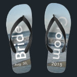 Personalisierter Strand von Wedding Badesandalen<br><div class="desc">Hübscher blauer Himmel mit leicht flauschigen weißen Wolken, blaues Meer, abstürzenden Ozeanwellen und Strand Sand. Unisex Flip Flops mit Braut und Gräuel Datum der Ehe geschrieben in einer weißen Farbe Text. PERSONALISIEREN Sie Ihren Text auf links und rechten Füßen (oder löschen Sie Text, um nur Bild zu zeigen). Der Hochzeitstag...</div>