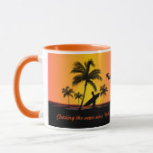 Personalisierter Surfer, der die Welle jagend Tasse (Links)