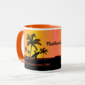 Personalisierter Surfer, der die Welle jagend Tasse (Vorderseite Links)