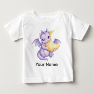 Personalisierter süßer lila Drache, der den Mond u Baby T-shirt