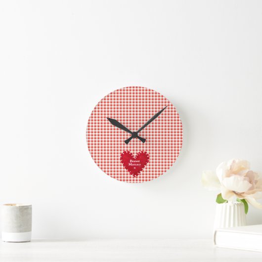 Personalisierter Tag der Rotfüsse Gingham Mutter Runde Wanduhr (Zuhause)