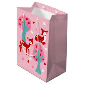 Personalisierter Tag des niedlichen Roten Hirsches Mittlere Geschenktüte (Rückseite Schrägansicht)