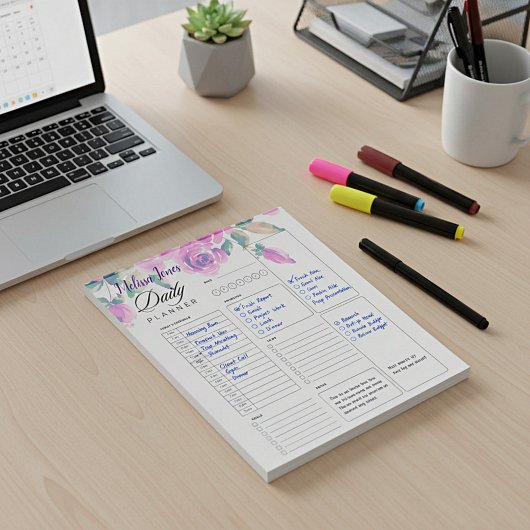 personalisierter Tagesplaner in rosa Blumen Notizblock