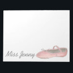 Personalisierter Tanzlehrer Editor für Ballettschu Notizblock<br><div class="desc">Der Notepad bietet eine originelle Abbildung eines rosa Ballettschuhs. Einfach mit dem Namen Ihres Lieblings-Tanzlehrers für ein einmaliges Geschenk personalisieren!</div>