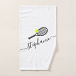 Personalisierter Tennis-Ball-Script-Name Handtuch<br><div class="desc">Personalisiertes Tennishandtuch mit einer einfachen niedlichen Tennisschlägergrafik und individuelle Name oder Text in einem femininen gürtelmädchenhaften und modernen hübschen Drehbuch Schriftart Monogramm. Alle Mädchen oder Frauen Tennisspieler würden den eleganten Look dieses modernen und minimalen nützlichen Tennisgeschenk schätzen.</div>