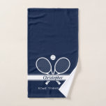 Personalisierter Tennisclub Name Navy Blue Handtuch<br><div class="desc">Hier bei AdeliaGifts Liebe dieses Personalisierte Tennisklub Navy Blauer Handtuch und wir denken,  Sie werden es auch Liebe. Das perfekte Geschenk für die Leckerei selbst! Wir haben eine große Auswahl an Produkten mit den meisten Designs für Männer,  Frauen und Kinder. Karo sie raus!</div>